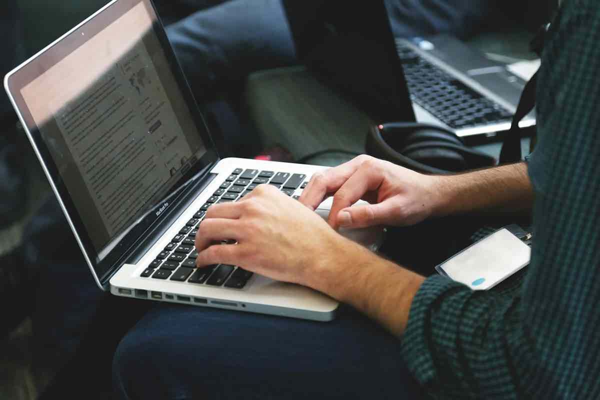 Ilustrasi kisaran gaji IT Support terbaru. (Sumber: Pexels)