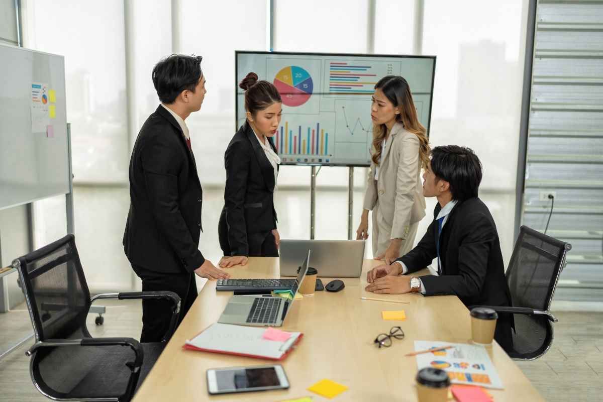 Ilustrasi empat anggota divisi business intelligence perusahaan swasta sedang berdiskusi. (Sumber: Envato)