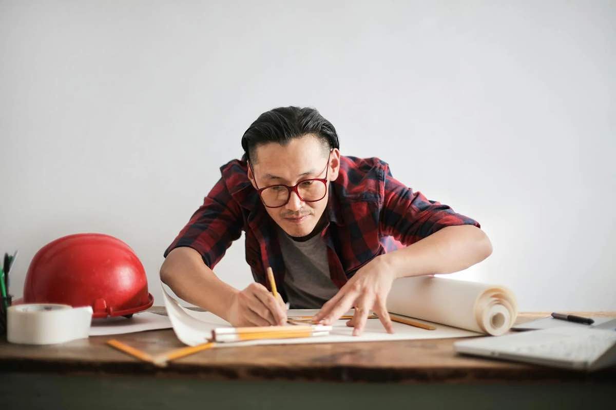Ilustrasi seorang fresh graduates yang bekerja sebagai arsitek. (Sumber: Pexels)