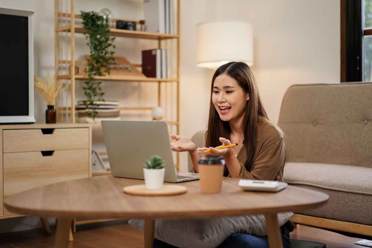 Ilustrasi seorang fresh graduates sedang menerapkan skill kerja remote.  (Sumber: Envato)