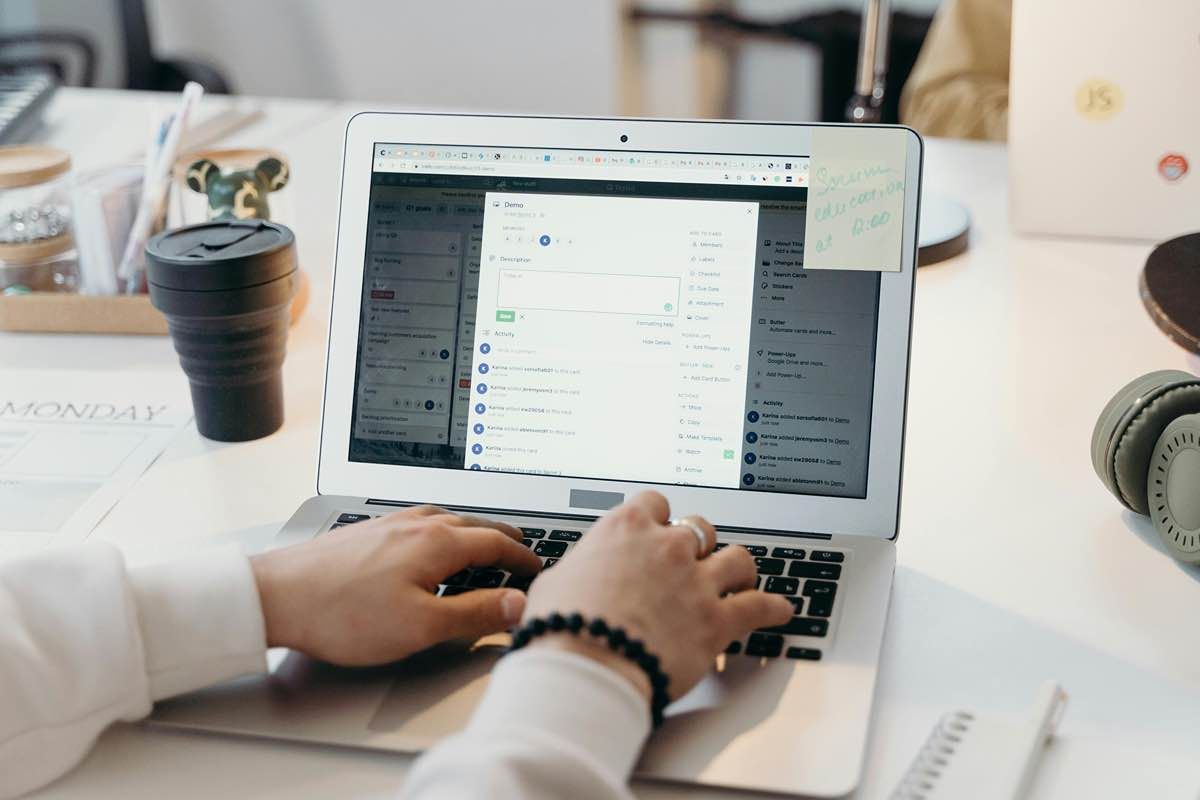 Ilustrasi contoh balasan email offering letter. (Sumber: Pexels)