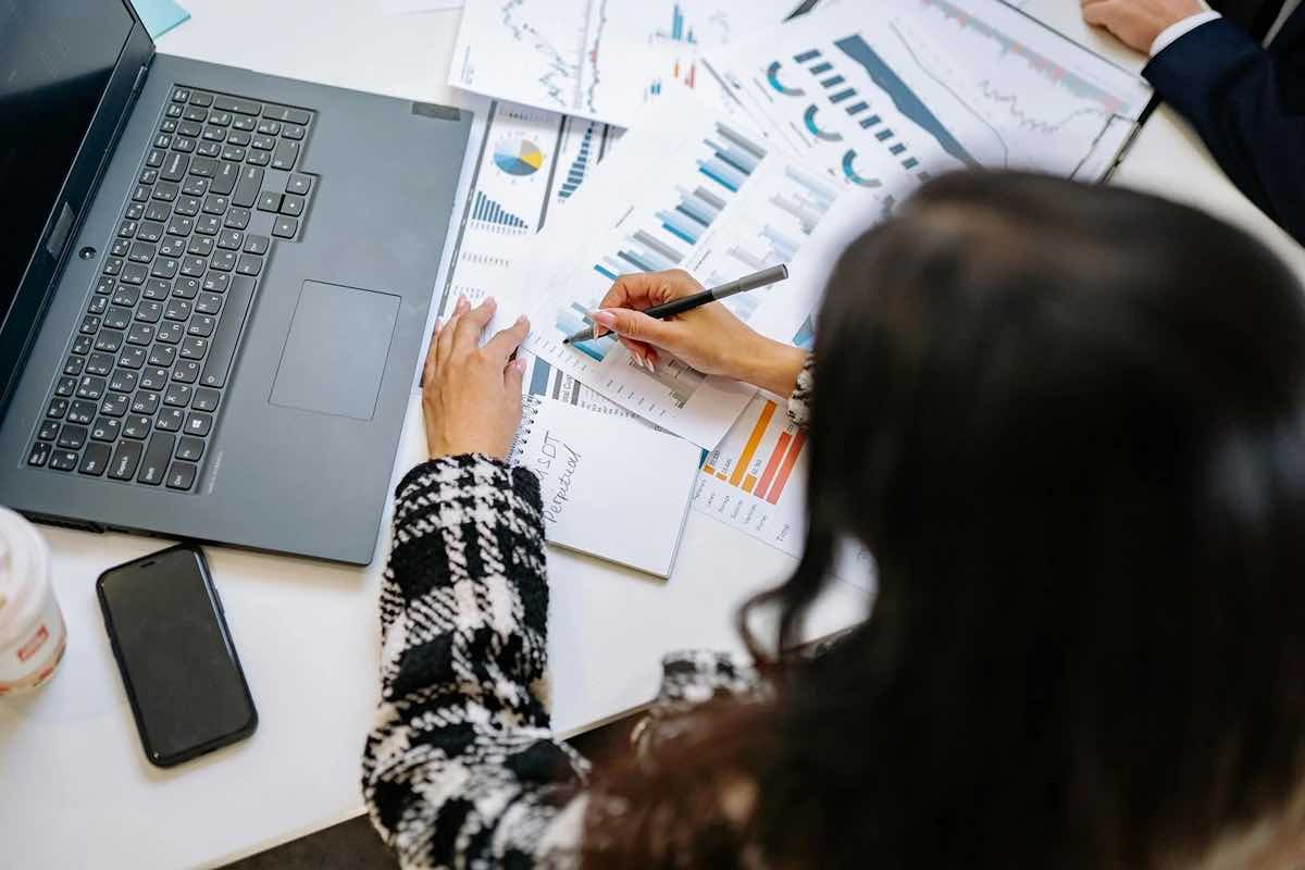 Ilustrasi seorang fresh graduate sedang membuat career planning. (Sumber: Pexels)