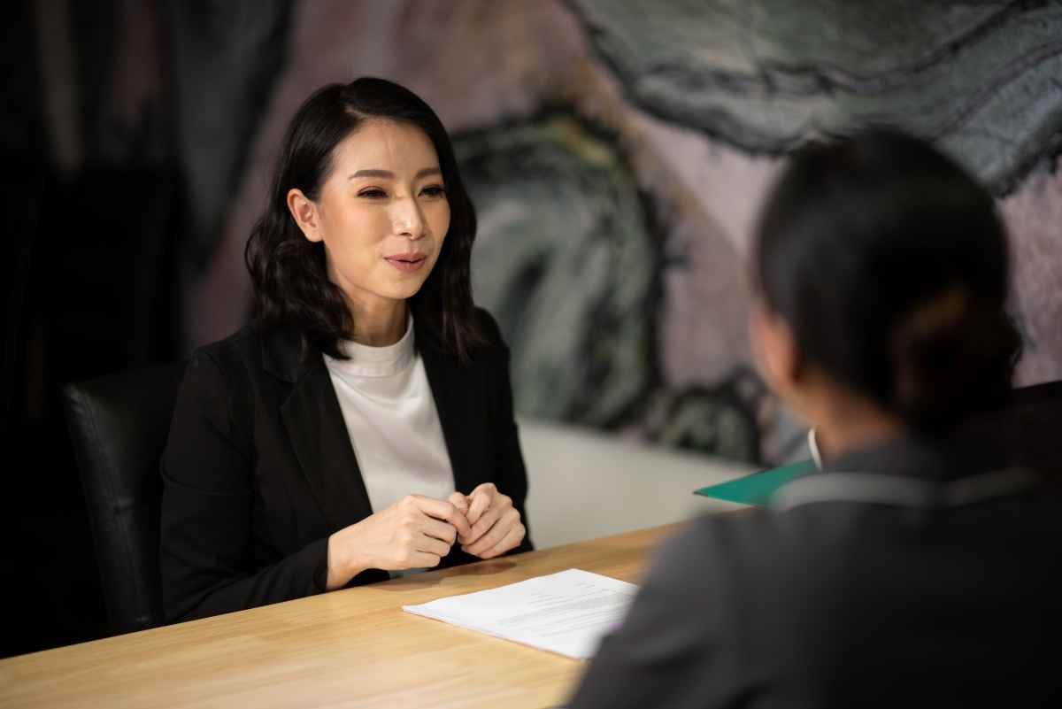 Ilustrasi seorang fresh graduates tampak bahagia setelah mengirim pesan permintaan reschedule interview kepada HRD. (Sumber: Envato)
