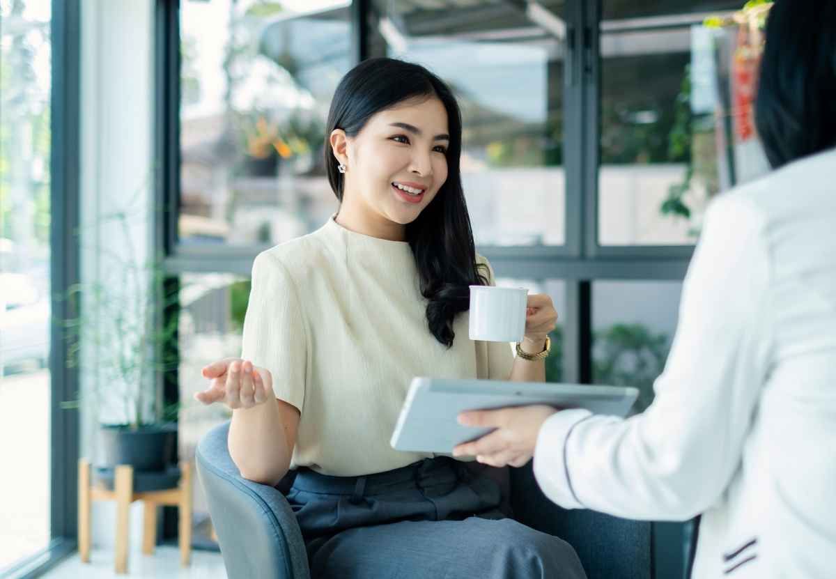 Ilustrasi seorang fresh graduates sedang meminta reschedule interview kerja kepada HRD. (Sumber: Envato)