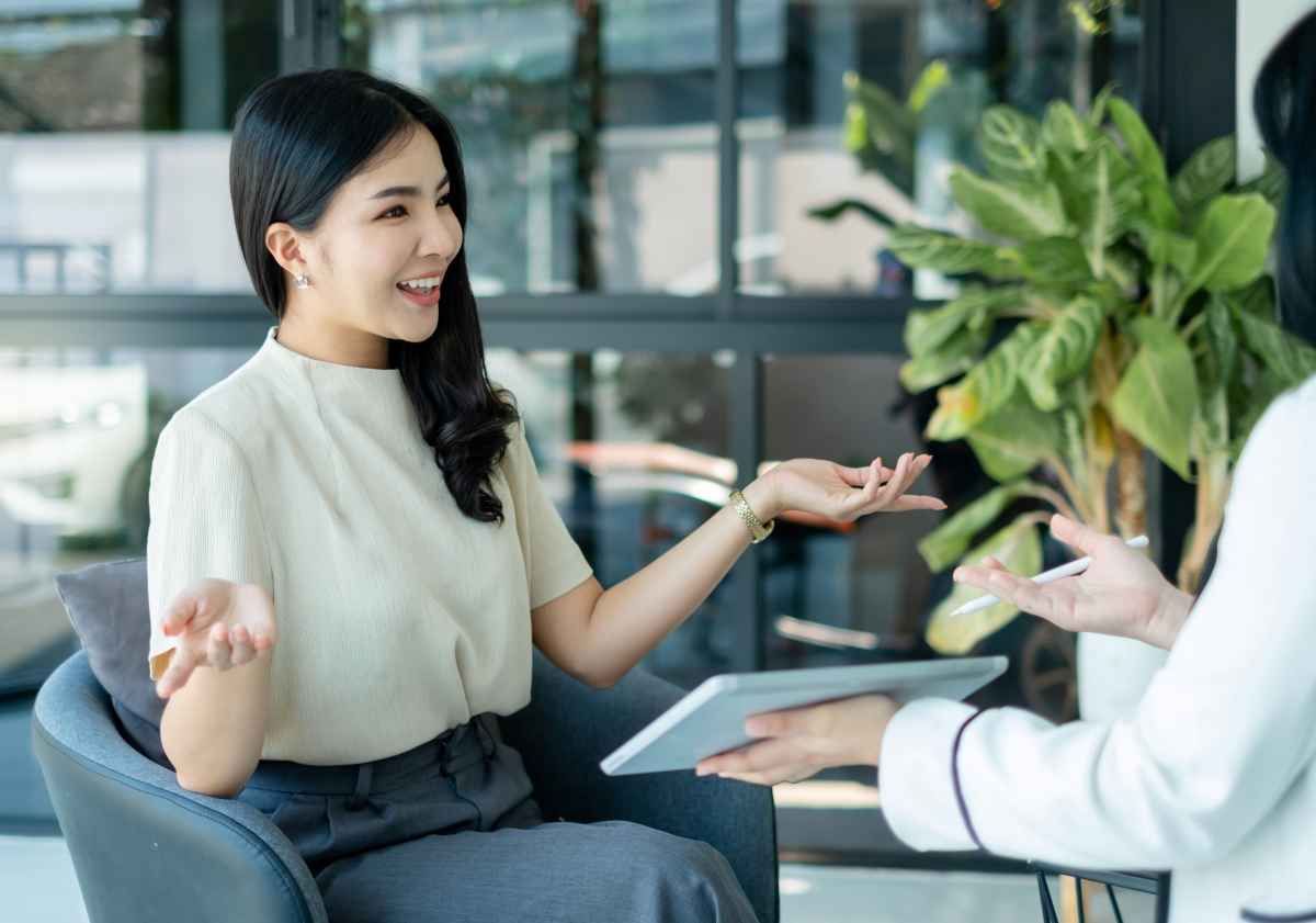 Ilustrasi pelamar kerja sedang mengikuti interview personal asisten. (Sumber: Envato)