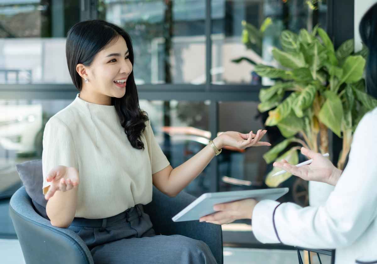 Ilustrasi seorang pelamar kerja tampak antusias saat menjawab pertanyaan interview SEO specialist. (Sumber: Envato)