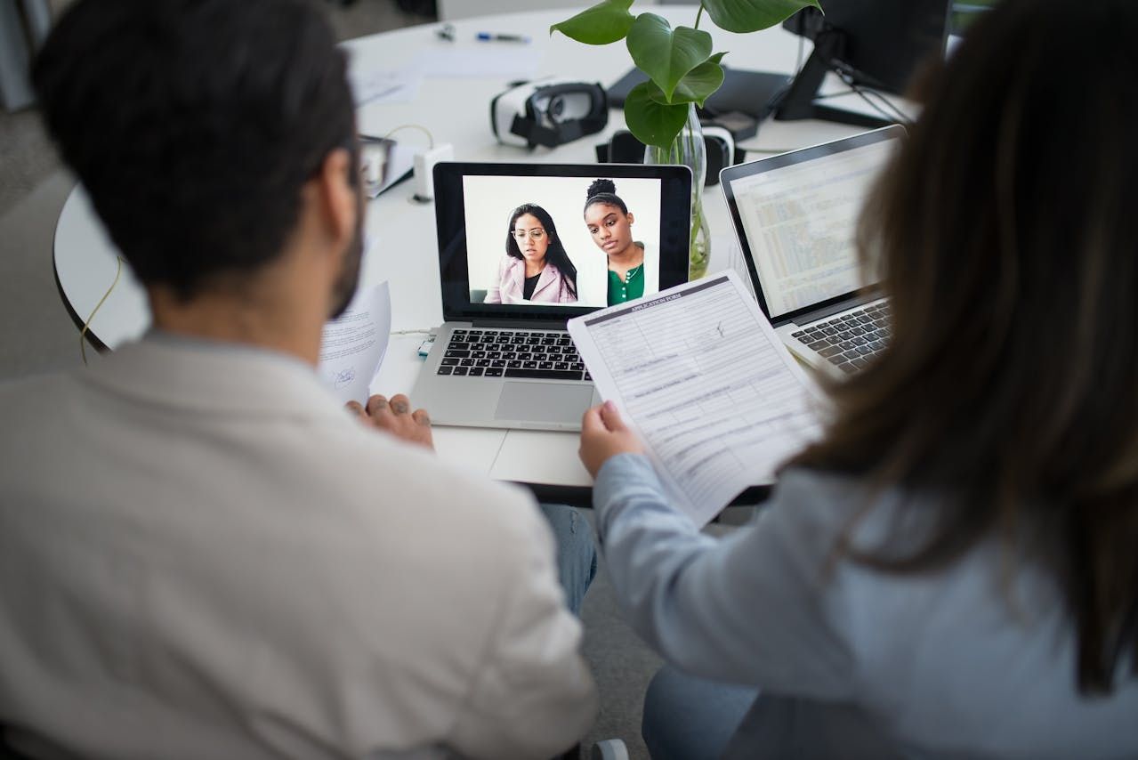 Ilustrasi cara menjawab interview jika masih bekerja. (Image by Kampus Production on Pexels)