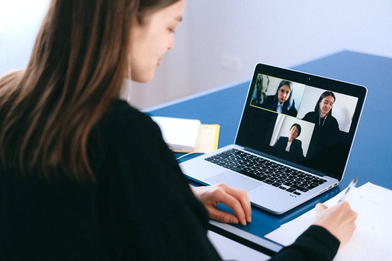 Ilustrasi seorang karyawan swasta sedang menerapkan kerja remote di luar kantor. (Image by Anna Shvets on Pexels)
