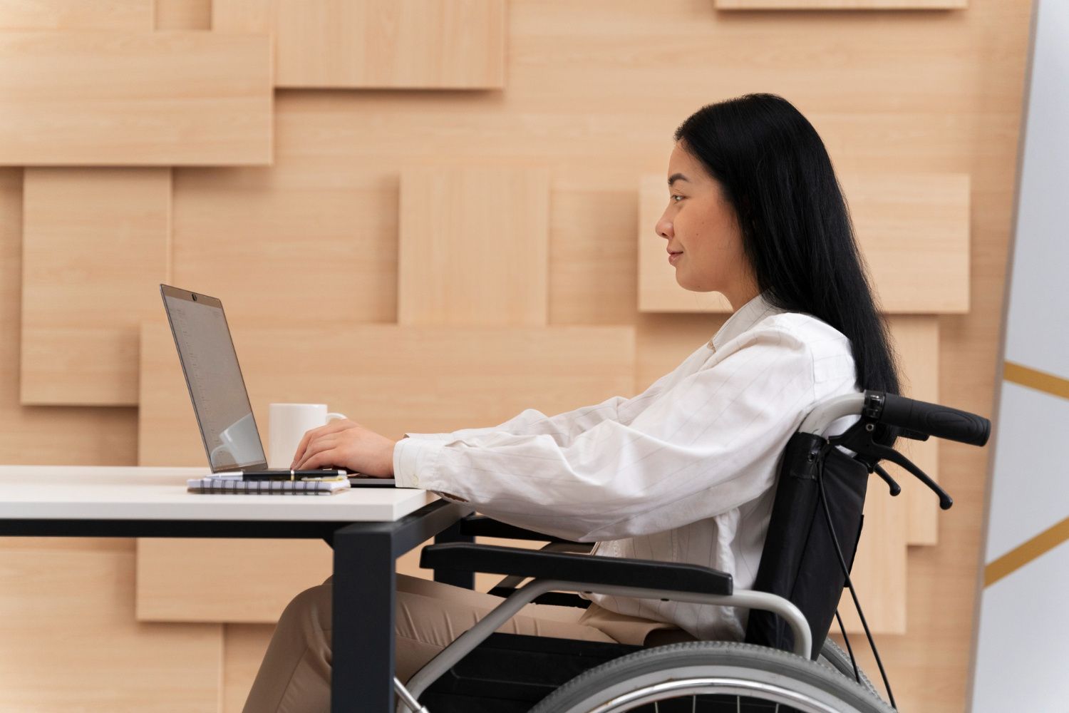 Ilustrasi hak pekerja disabilitas. (Image by Freepik)
