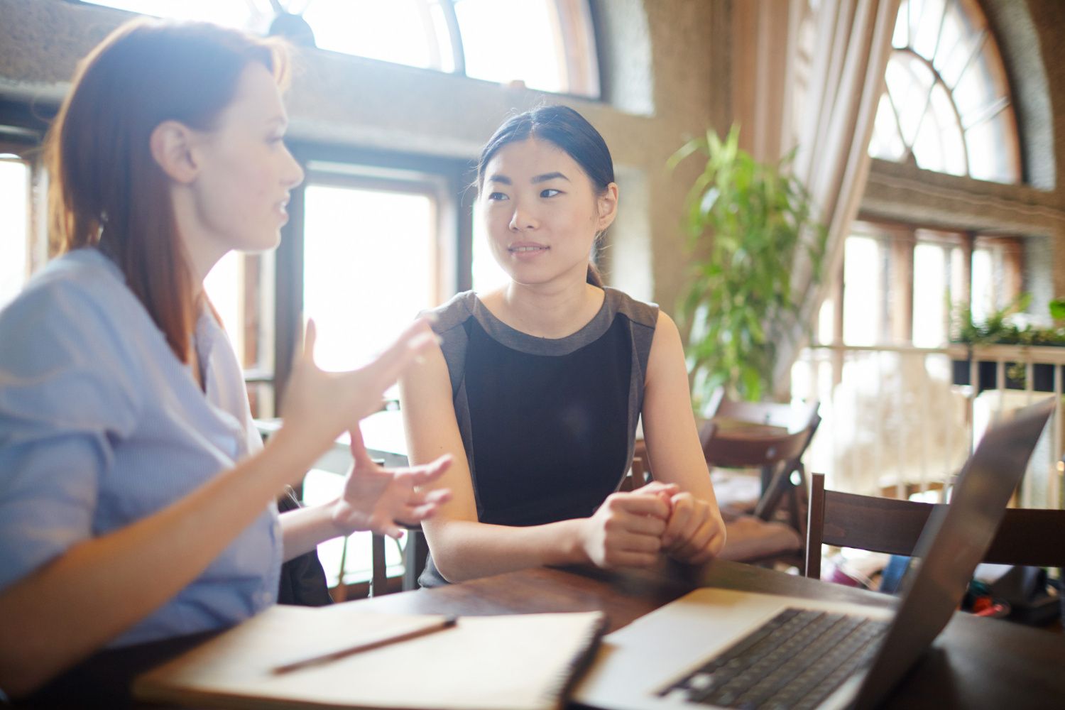 Ilustrasi seorang fresh graduate sedang menjawab pertanyaan interview KOL specialist. (Image by pressfoto on Freepik)