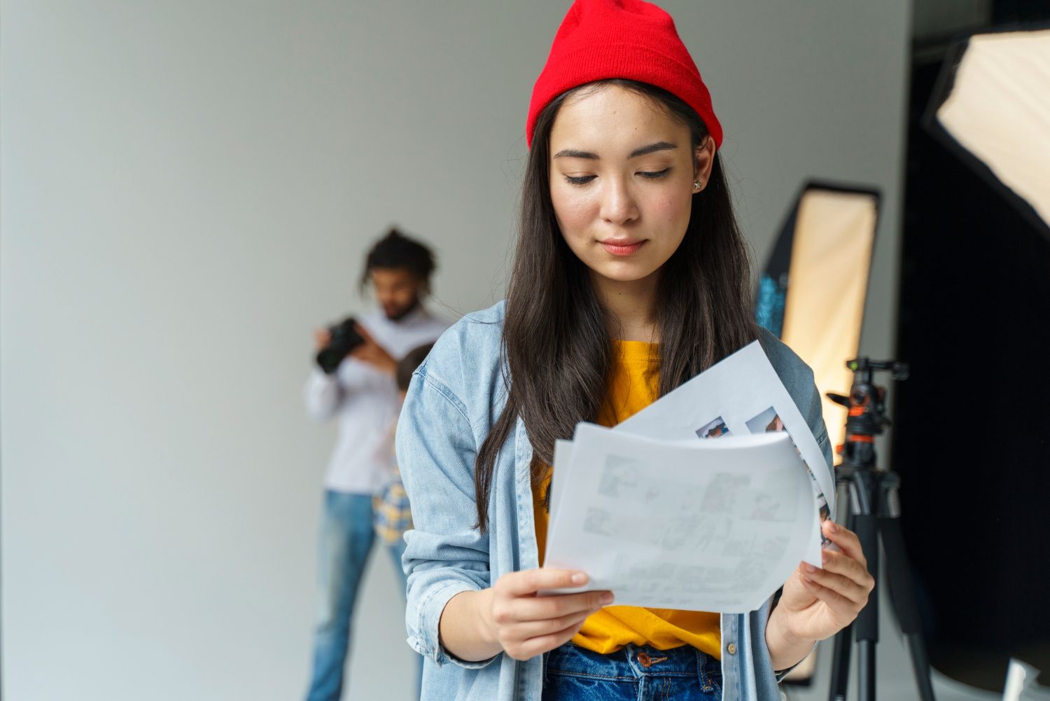 Seorang wanita lulusan jurnalistik sedang bekerja sebagai fotografer. (Image by Freepik)