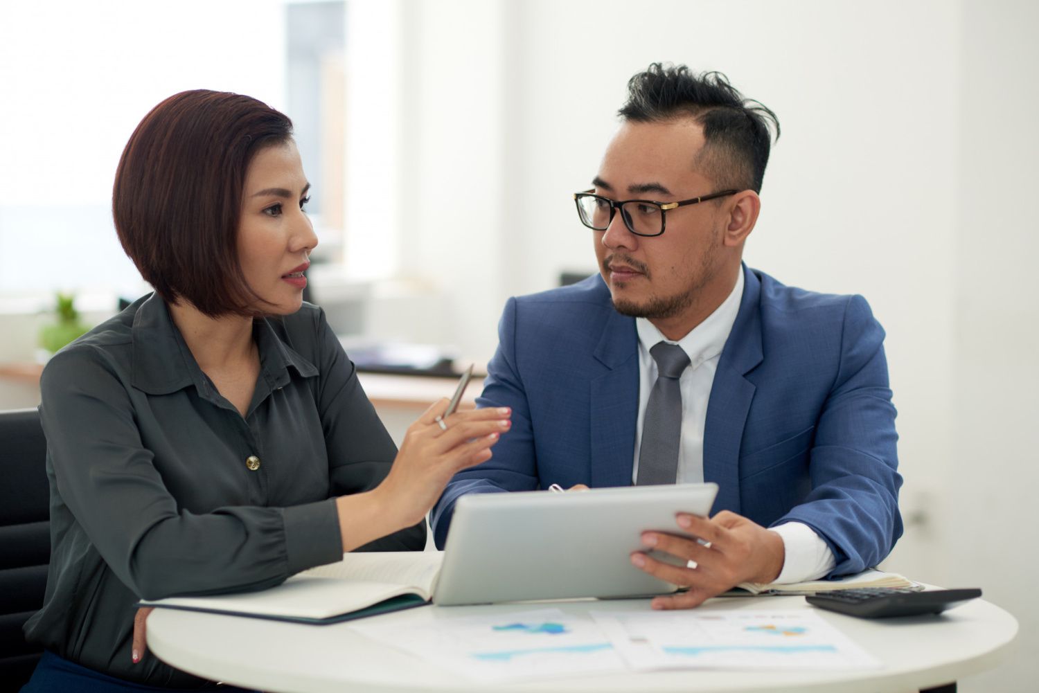 Dua orang auditor investigasi sedang berdiskusi. (Image by pressfoto on Freepik)