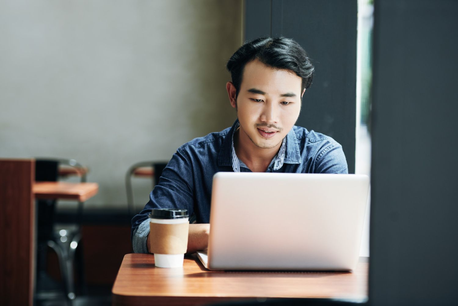 Ilustrasi seorang fresh graduate sedang mencari pekerjaan part time. (Image by pressfoto on Freepik)