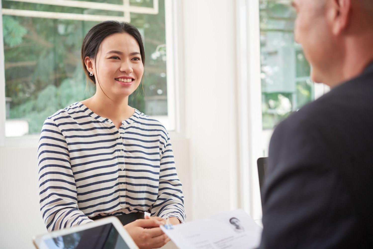 Ilustrasi jawaban interview saat masih bekerja. (Image by pressfoto on Freepik)