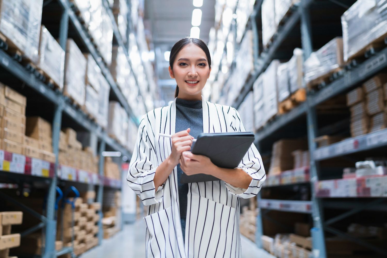 Ilustrasi profesi supply chain manager yang termasuk dalam daftar pekerjaan paling dicari. (Image by Lifestylememory on Freepik)