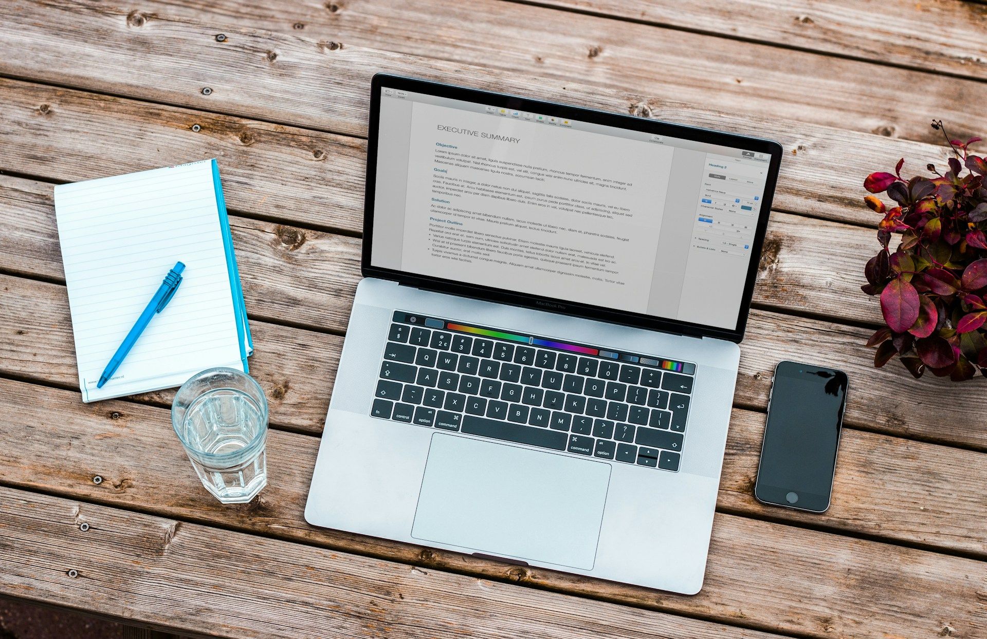 Ilustrasi contoh CV untuk bank. (Image by Bram Naus on Unsplash)