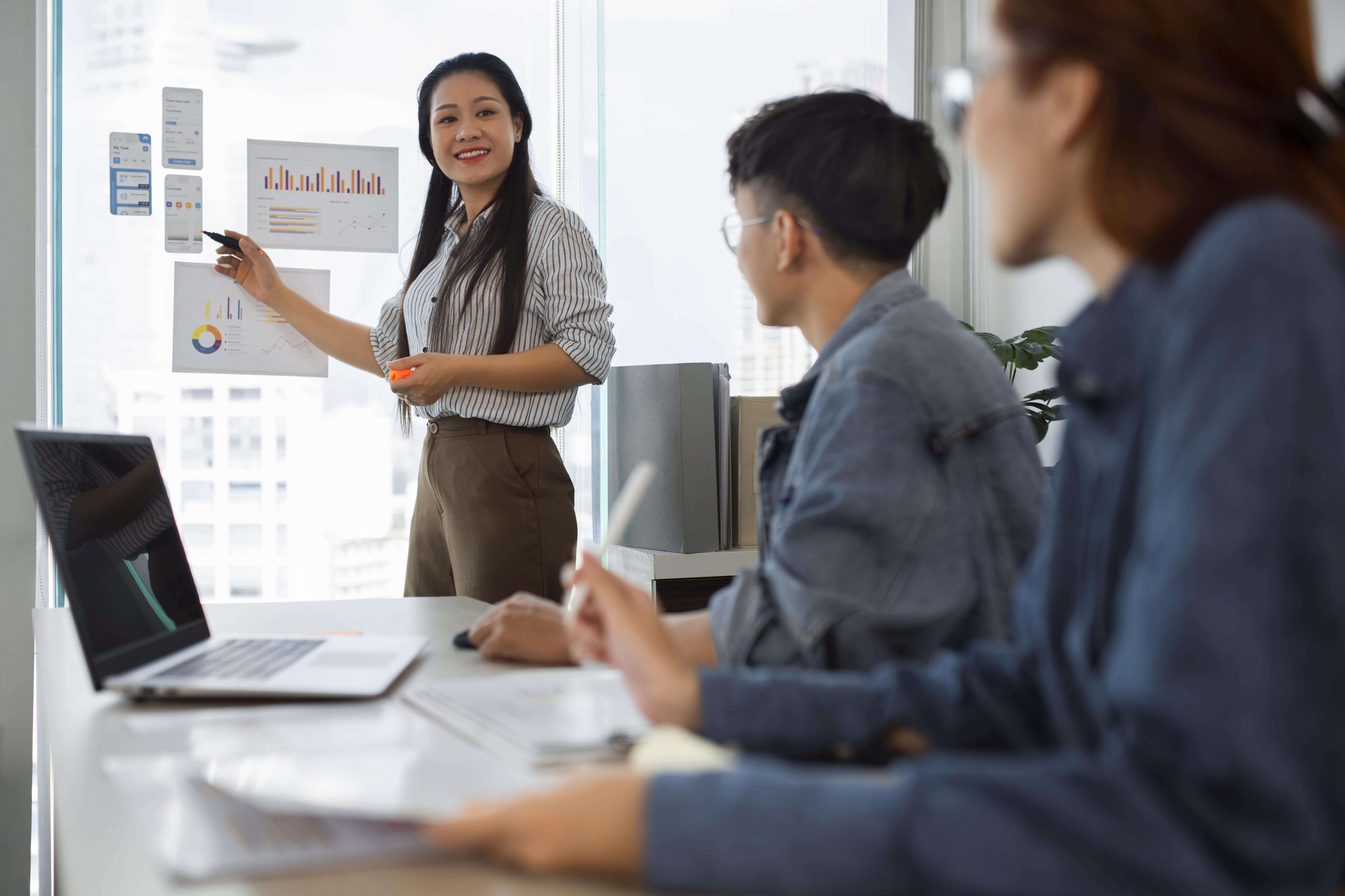 Pekerja menghadiri sesi latihan untuk meningkatkan kemahiran dan produktiviti selaras dengan Dasar Gaji Progresif.