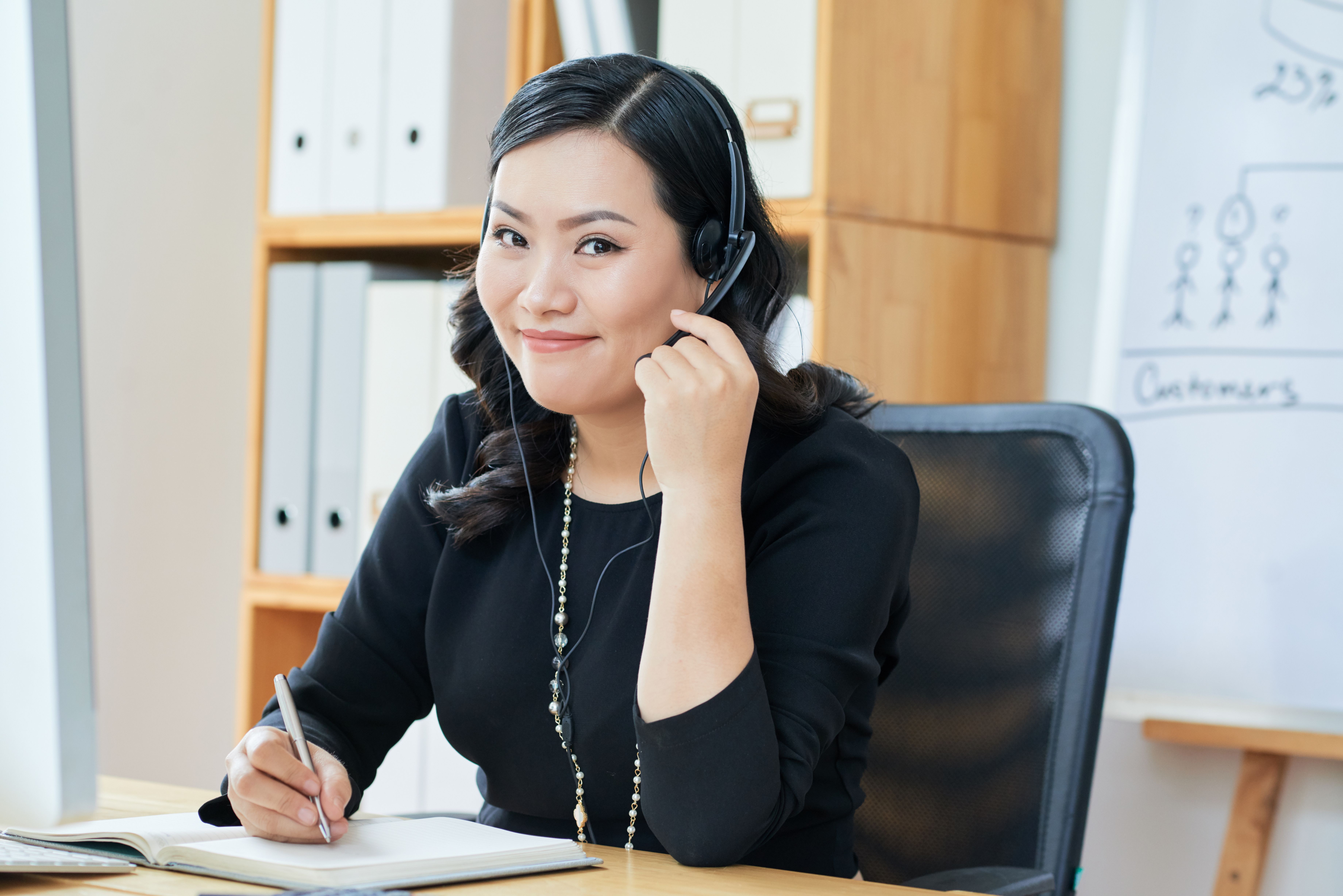 Seorang customer service wanita tampak bahagia setelah mengetahui besarn UMK Boyolali 2025 terbaru. (Image by pressfoto on Freepik)