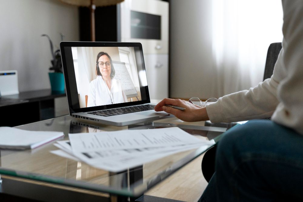 Ilustrasi suasana interview virtual assistant. (Image by Freepik)