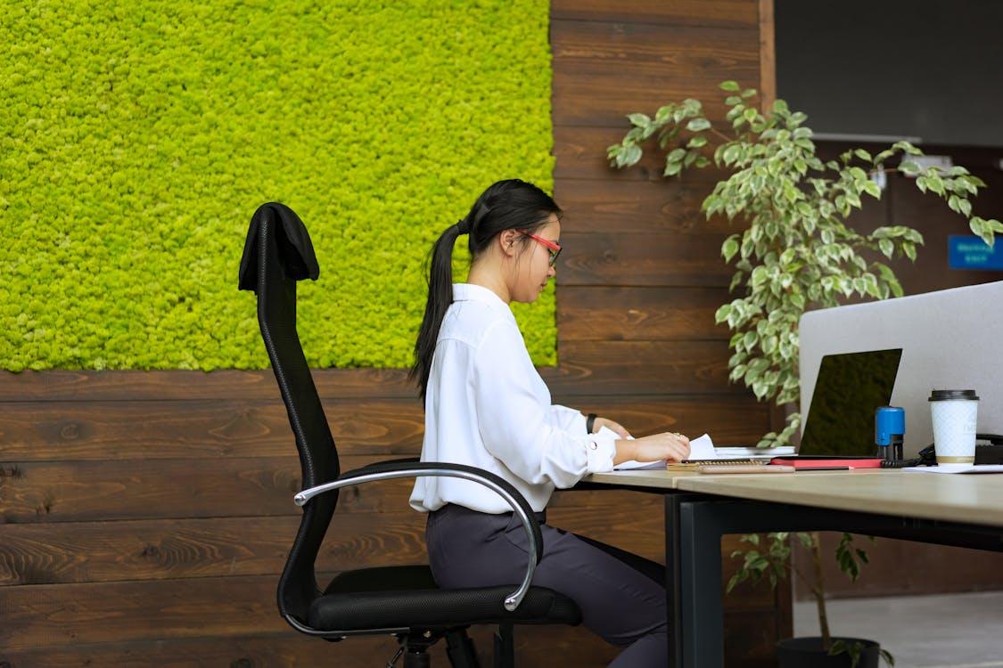 Seorang pekerja sedang duduk di kerusi pejabat.