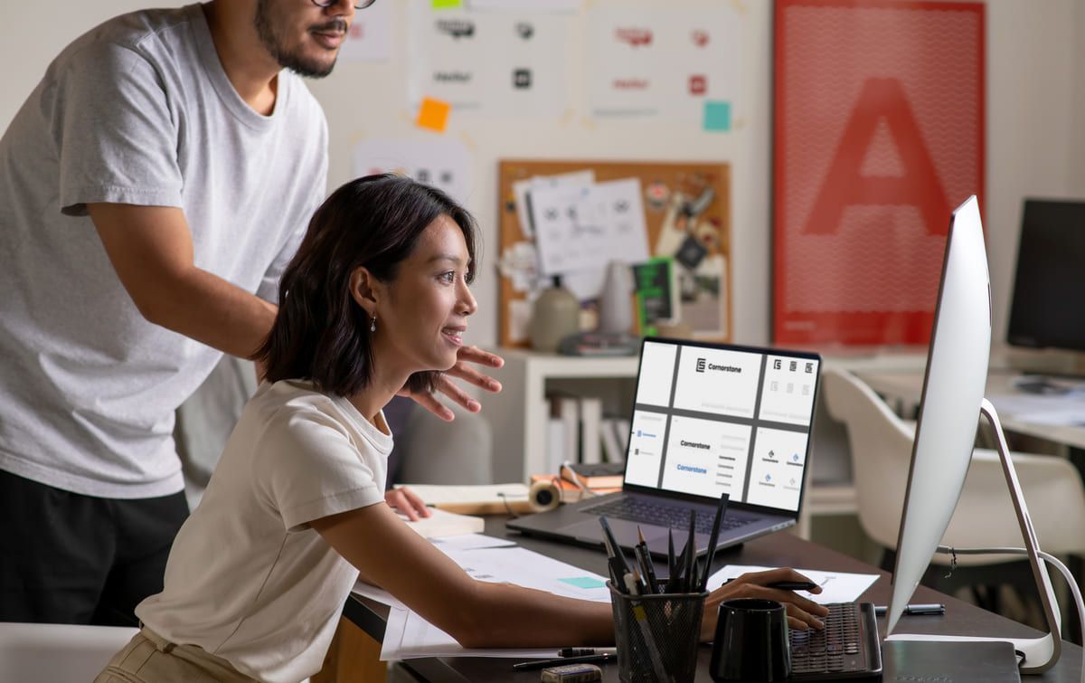 Dua orang software developer perusahaan swasta sedang berdiskusi soal GUI atau Graphical User Interface. (Sumber: Envato)
