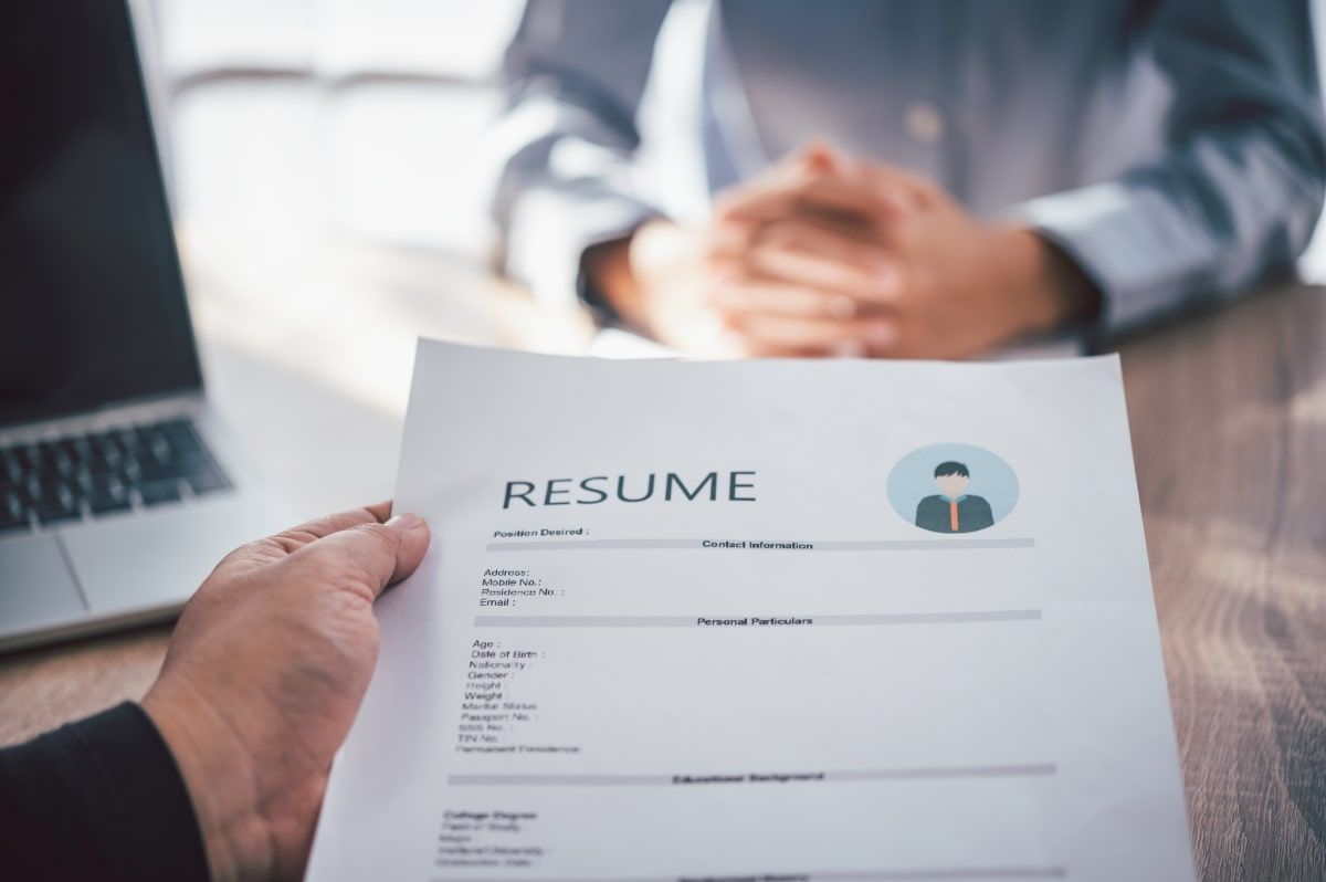 Ilustrasi resume lamaran kerja dalam proses rekrutmen. (Sumber: Envato)