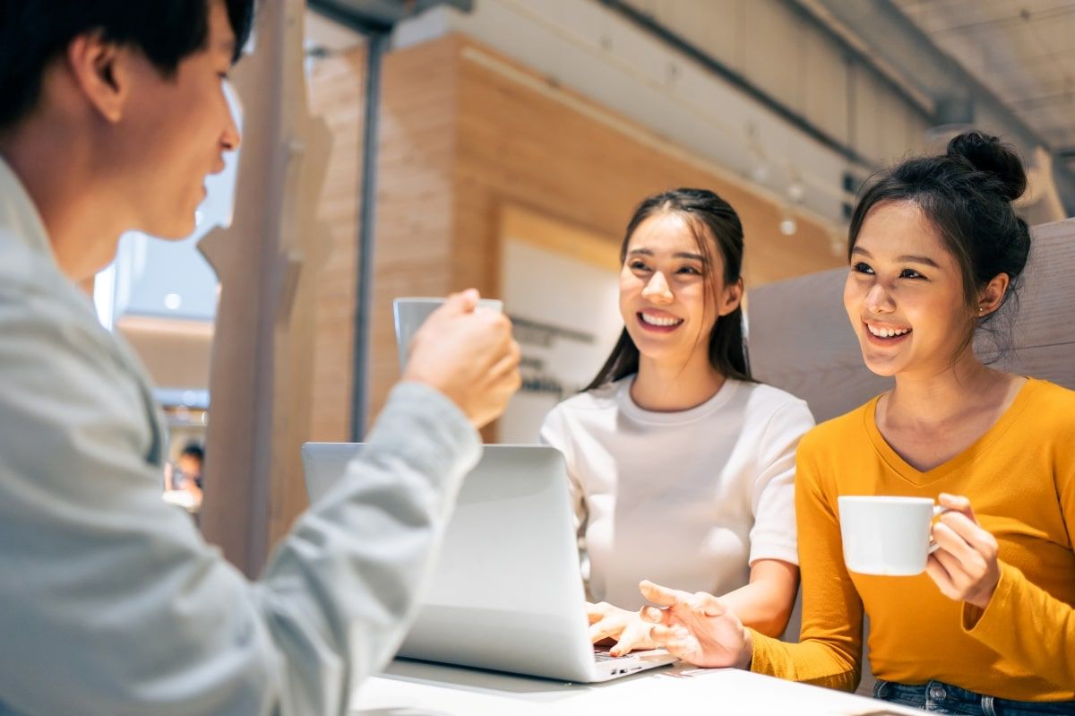 Ilustrasi dua orang kandidat pelamar kerja sedang menjalani walk interview pada event job fair. (Sumber: Envato)