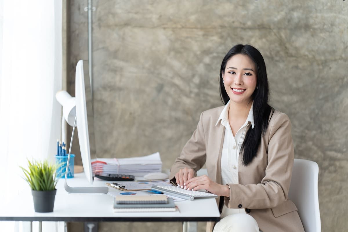 Seorang karyawan wanita yang punya kepribadian extrovert.