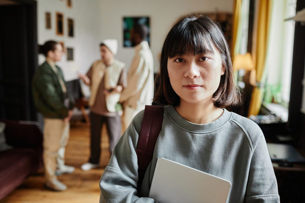 Seorang wanita yang memutuskan mengambil gap year setelah lulus kuliah. (Sumber : Envato)