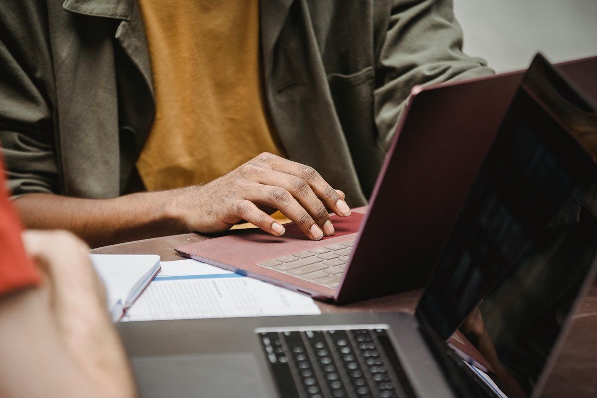 Seorang pencari kerja sedang membaca artikel perbedaan startup dan korporasi.