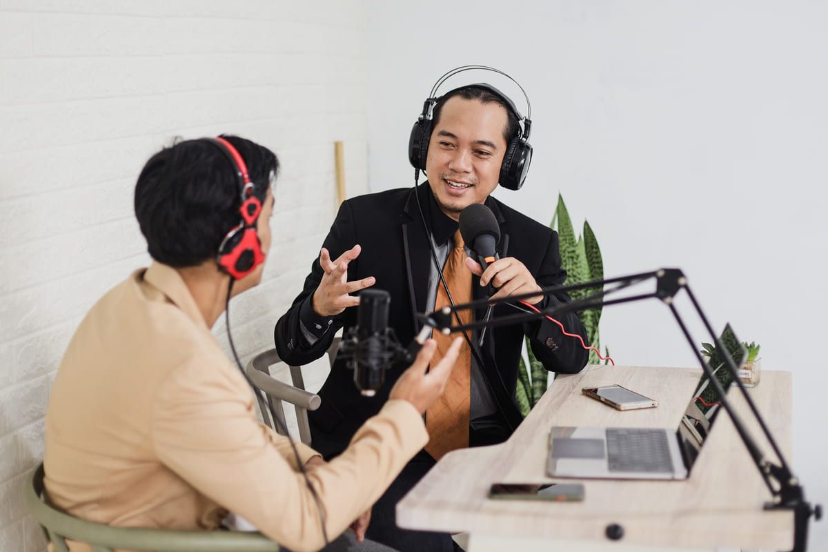 Ilustrasi kegiatan broadcasting.