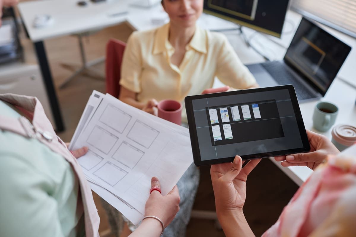 Ilustrasi contoh penerapan GUI atau Graphical User Interface. (Sumber: Envato)
