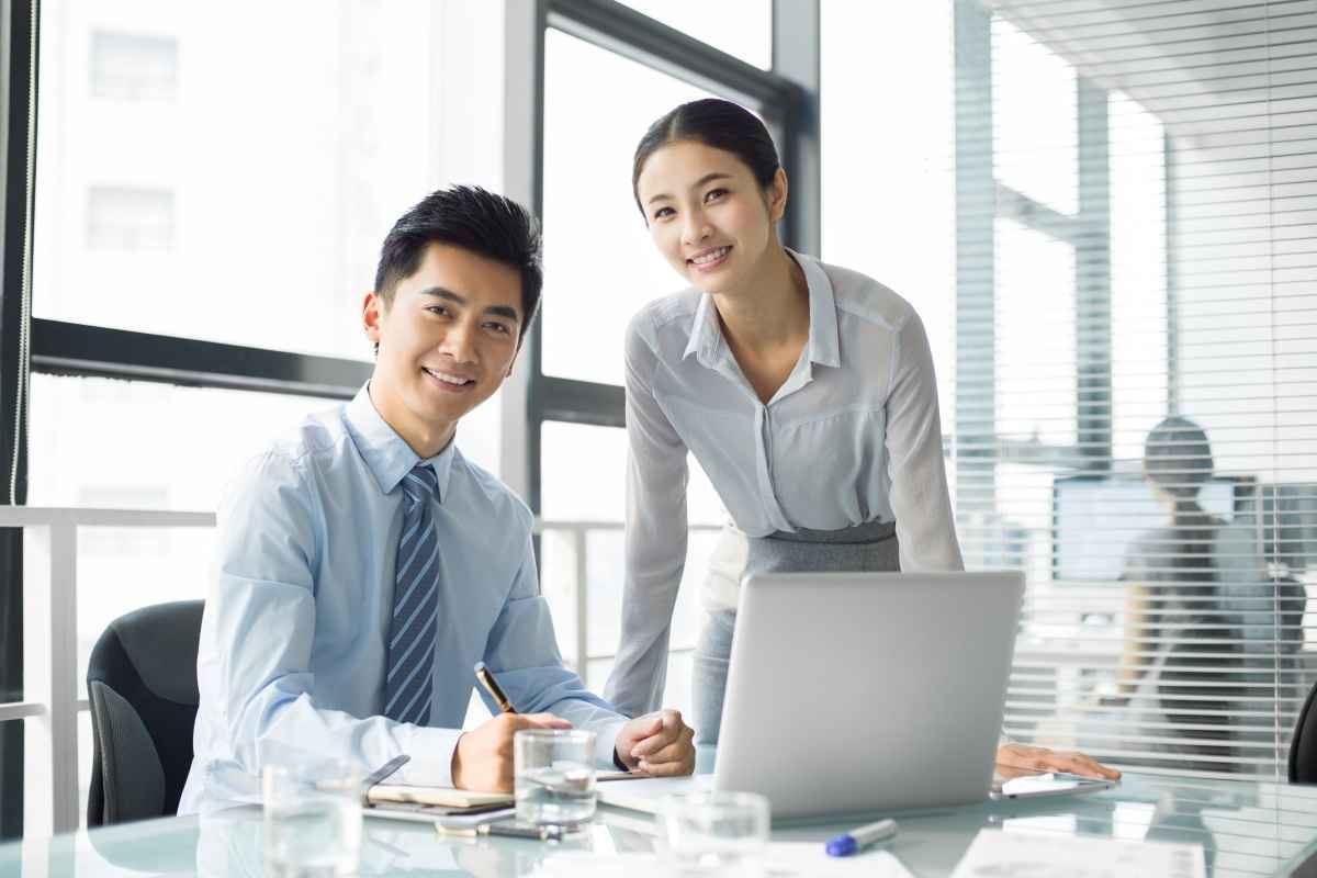 Ilustrasi dua orang karyawan yang mendapatkan pekerjaan dari employee referral program. (Sumber: Envato)