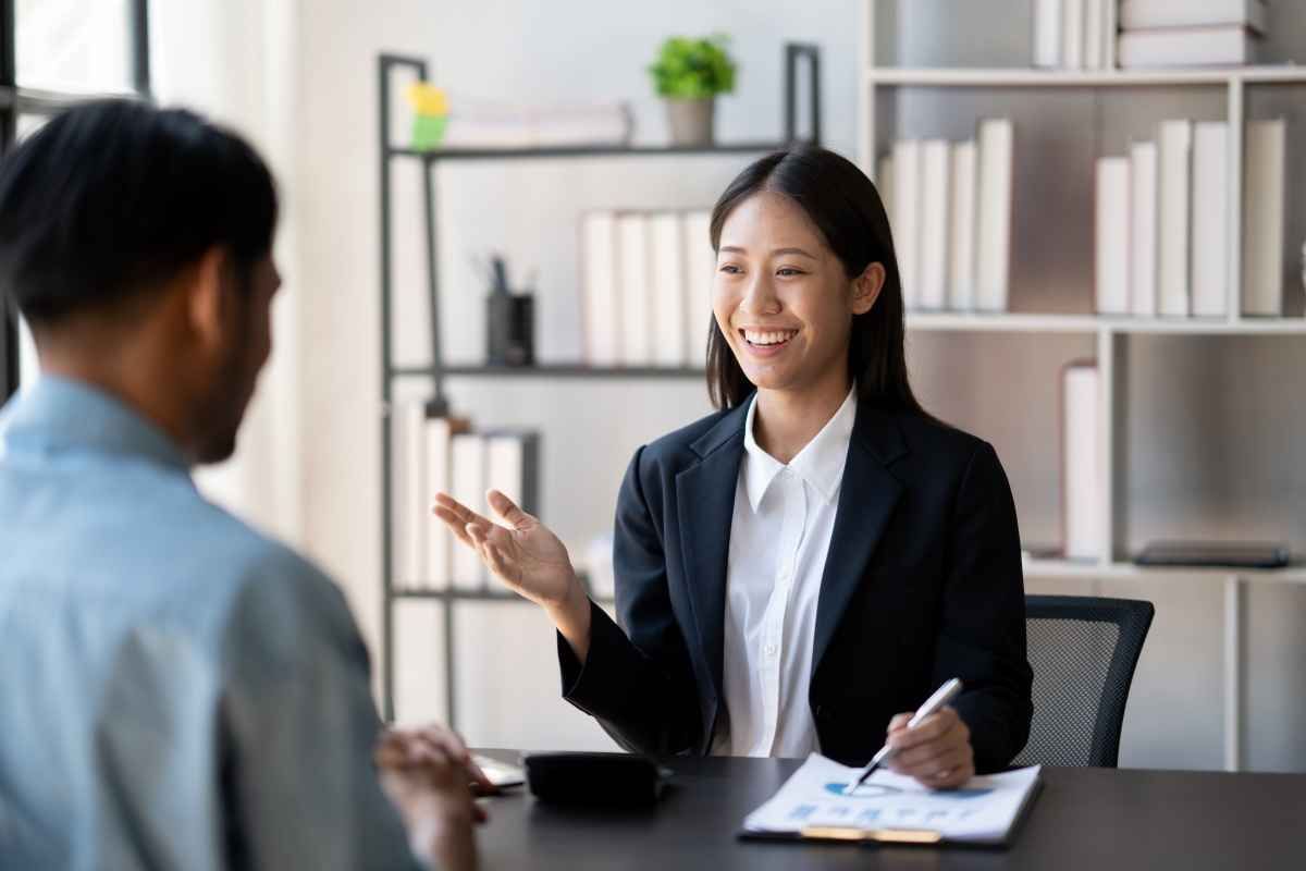 Ilustrasi seorang pelamar kerja wanita sedang memperkenalkan diri ke HRD pada sesi panel interview. (Sumber: Envato)