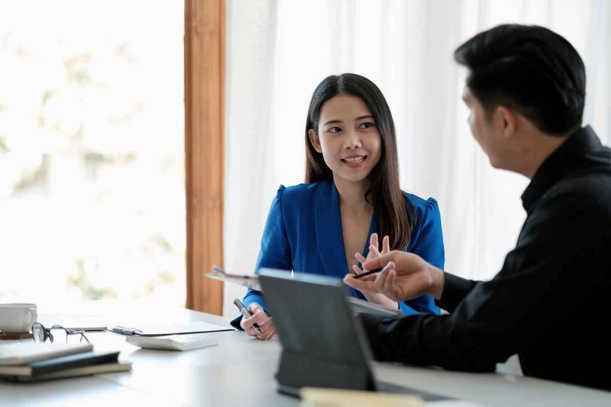 Ilustrasi seorang HRD sedang mewawancarai kandidat pelamar kerja dalam sesi panel interview. (Sumber: Envato)