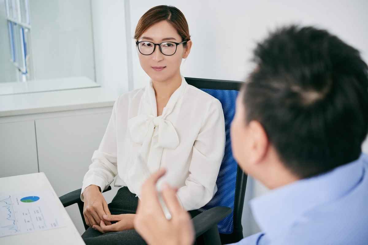 Ilustrasi suasana exit interview antara HRD dengan karyawan yang mengajukan resign dari perusahaan. (Sumber: Envato)