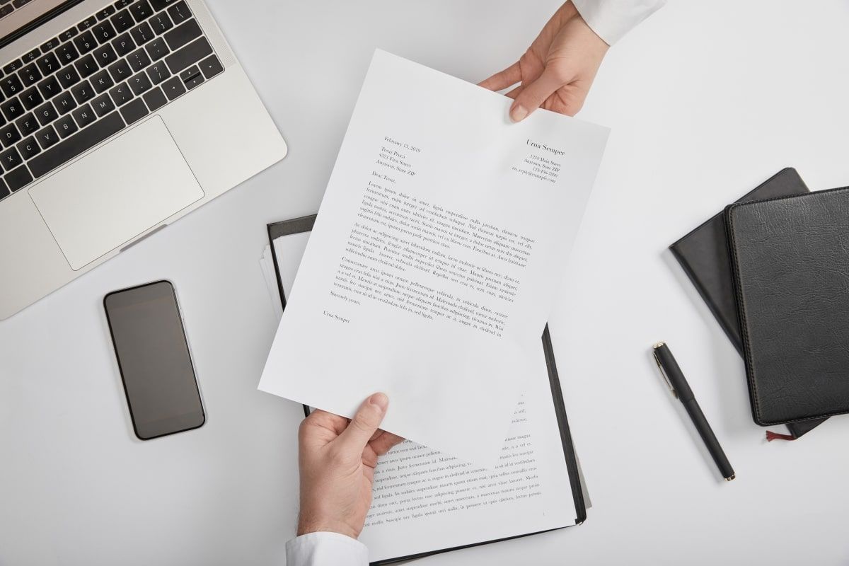 Ilustrasi contoh application letter atau surat lamaran kerja. (Sumber: Envato)
