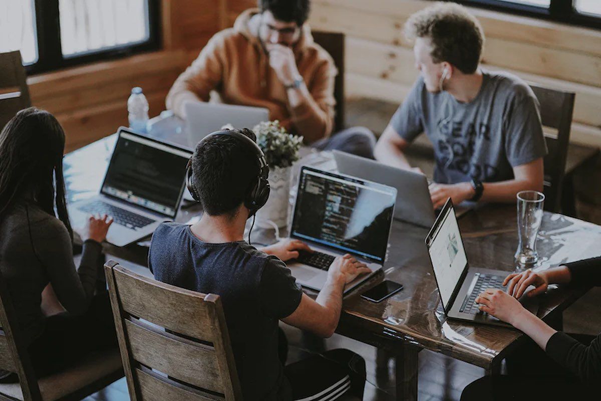 Suasana kerja karyawan startup yang fleksibel dan santai.