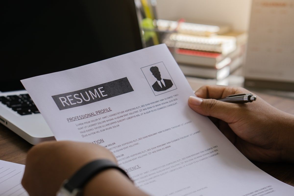 Ilustrasi resume lamaran kerja yang menarik dan profesional. (Sumber: Envato)