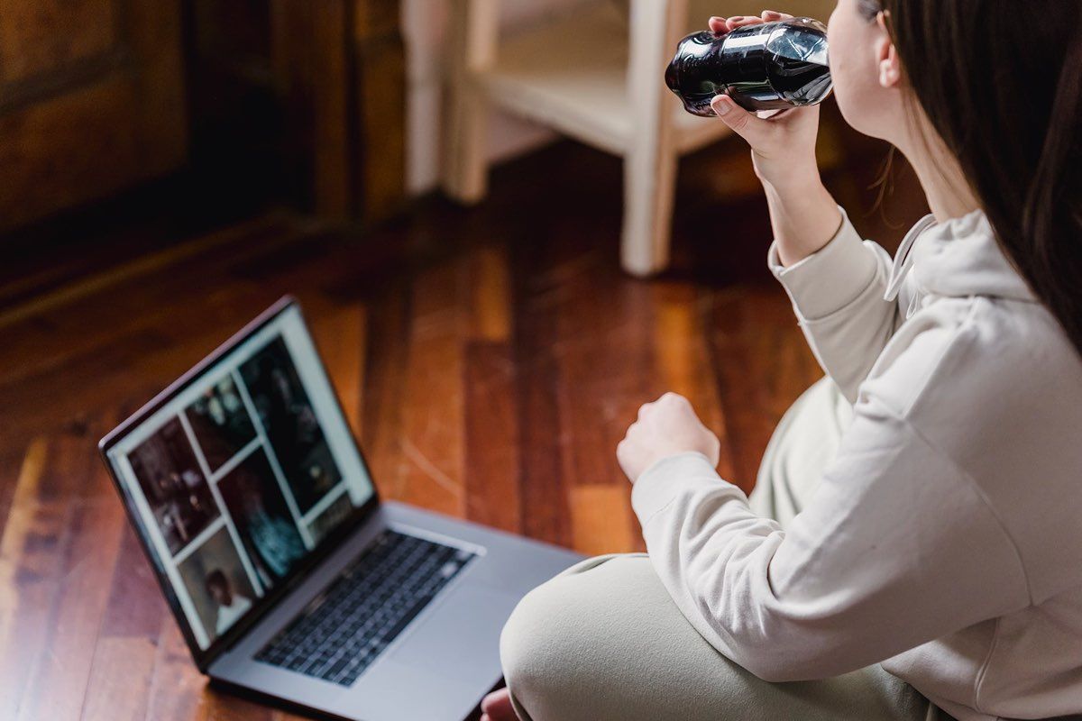 Seorang wanita sedang bekerja secara online dari rumah sebagai virtual assistant.