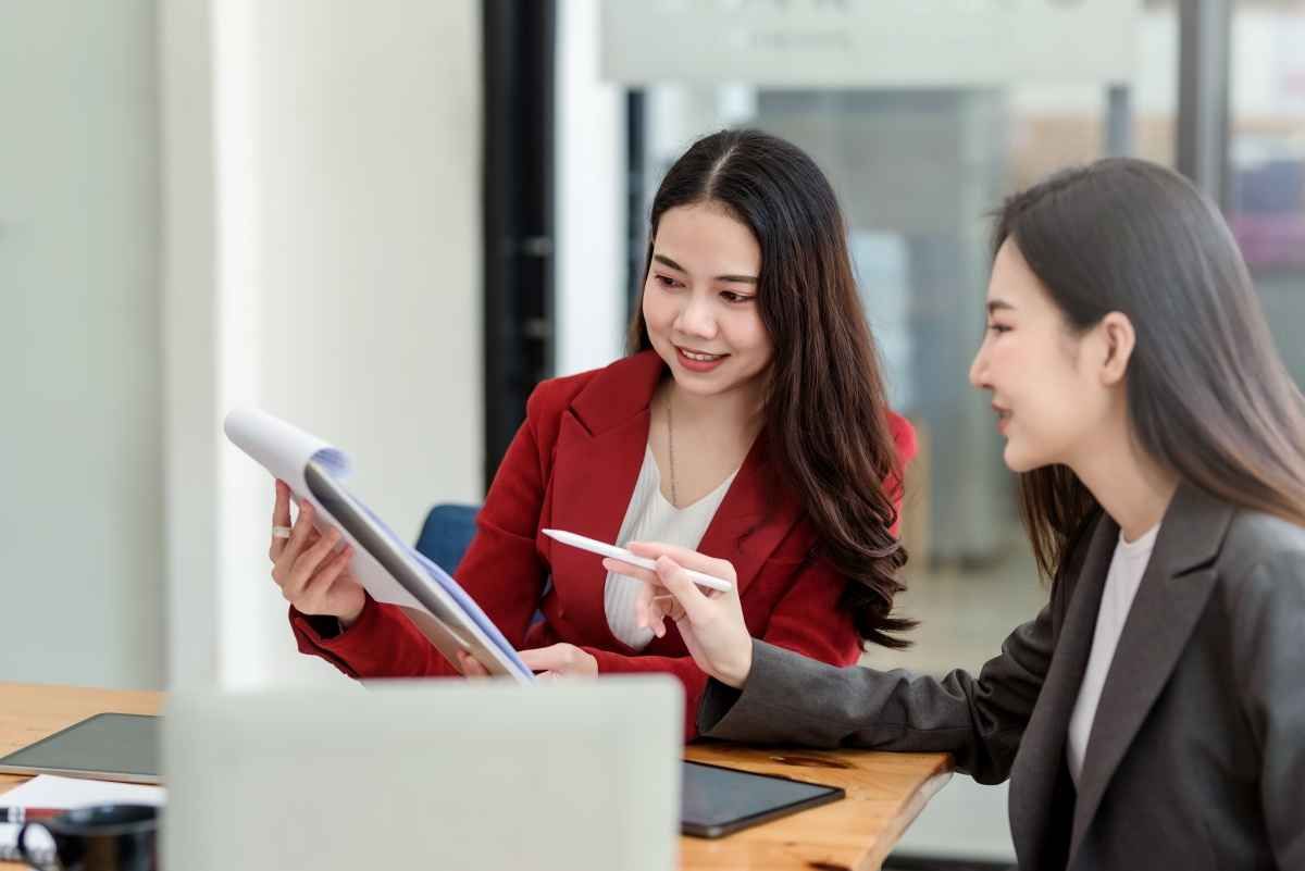 Ilustrasi salah satu karyawan memanfaatkan employee referral program dengan merekomendasikan relasinya ke HRD perusahaan. (Sumber: Envato)