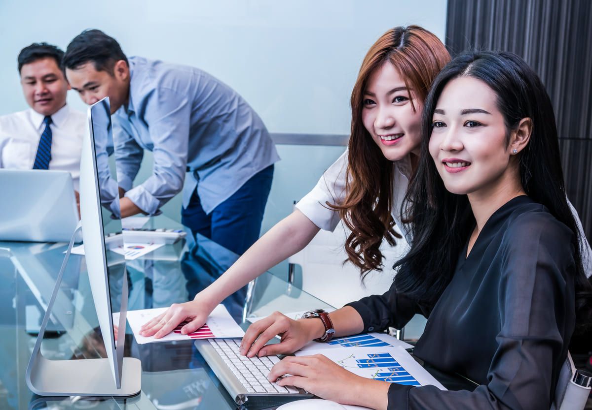 Dua orang karyawan wanita yang punya kepribadian extrovert tampak percaya diri di kantor.