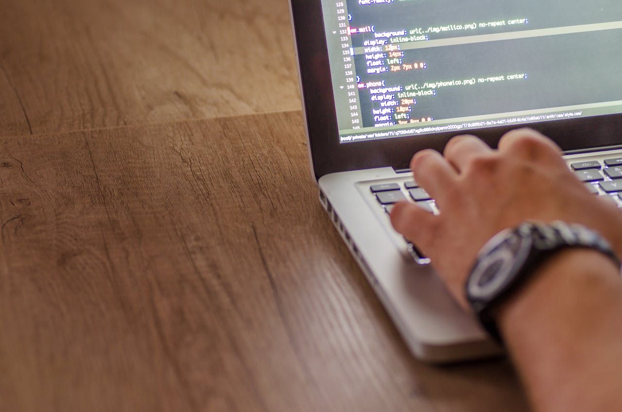 Ilustrasi jenjang karier web developer. (Image by Lukas on Freepik)
