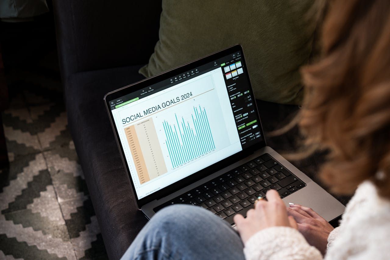 Ilustrasi jenjang karier digital marketing. (Image by Ahmed on Pexels) 