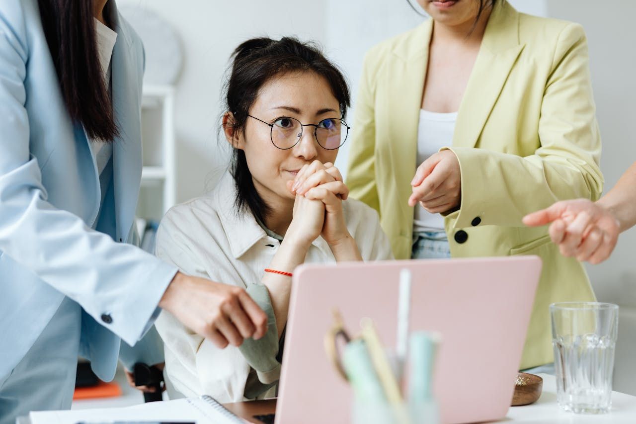Ilustrasi jenjang karier digital marketing. (Image by Photo Source: Kaboompics.com on Pexels) 