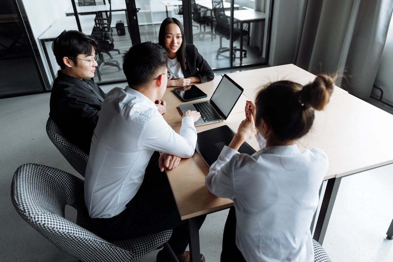 Ilustrasi empat orang lulusan jurusan Administrasi Publik yang bekerja di perusahaan swasta. (Image by  Thirdman on Pexels)