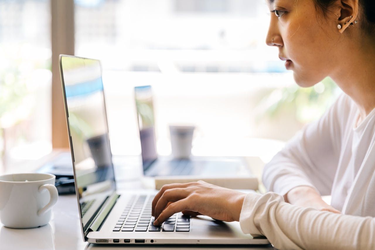 Seorang pencari kerja tampak serius membaca artikel prospek karier business analyst. (Image by Ketut Subiyanto on Freepik)