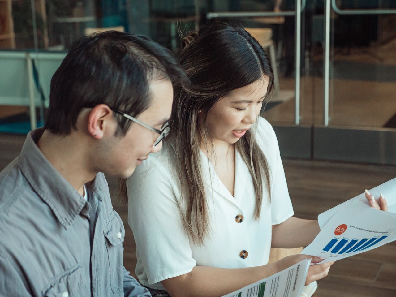 Ilustrasi dua orang business analyst perusahaan swasta sedang berdiskusi soal target pasar. (Image by Kindle Media on Pexels)