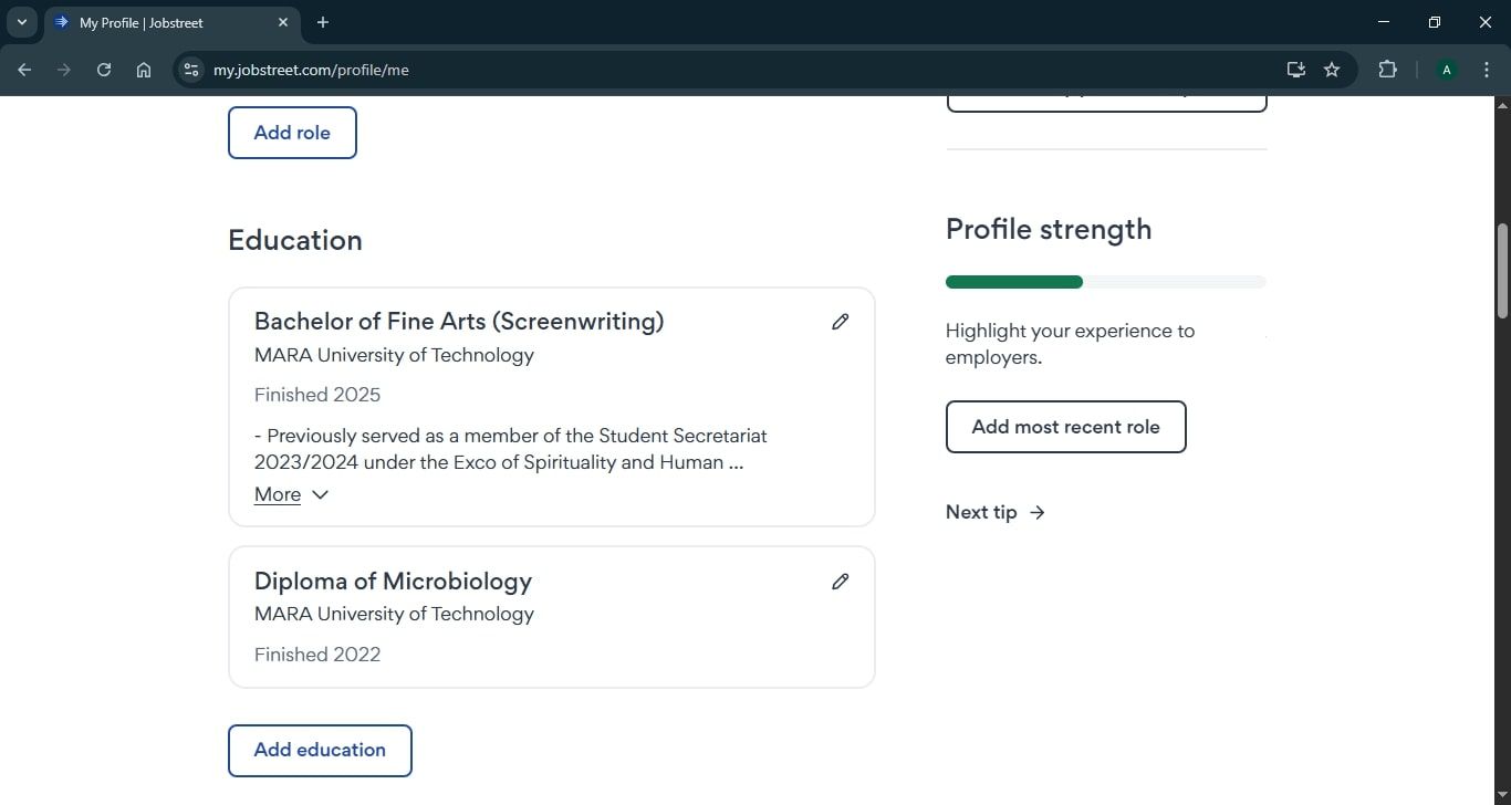 Paparan bahagian pendidikan dalam profil Jobstreet yang menunjukkan dua kelayakan akademik pengguna bersama maklumat tamat pengajian dan penglibatan dalam sekretariat pelajar.