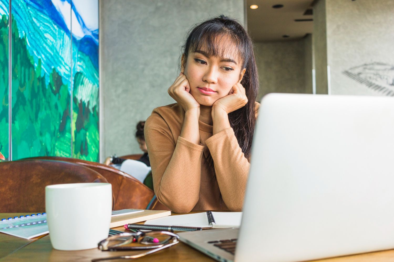 Seorang wanita tampak bingung ketika sedang mencari pekerjaan freelance untuk lulusan SMA. (Image by Freepik)